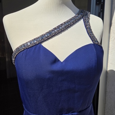 Vestido longo azul royal com alça bordada em manequim