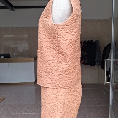 Conjunto feminino acolchoado rosa pêssego com padrão floral exibido em manequim