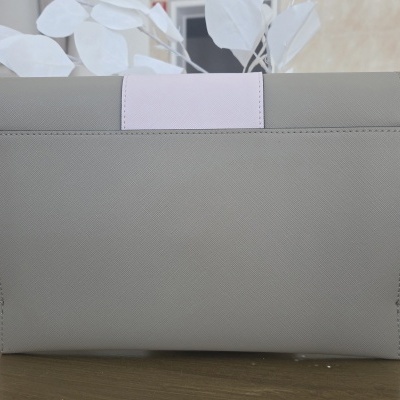 Mala Clutch Karl Lagerfeld cinza e rosa disponível no Closet dAmiga, Malveira