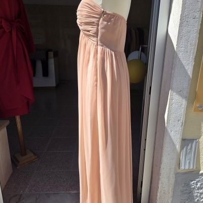 Vestido comprido rosa claro tomara que caia em manequim junto a porta