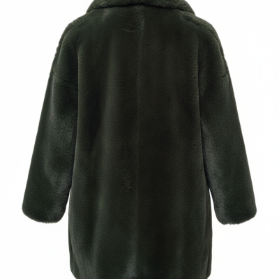Casaco feminino verde escuro de pelo sintético visto de costas
