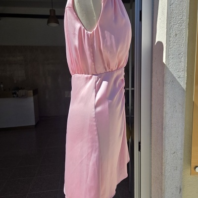 Vestido rosa claro sem mangas em manequim com luz natural
