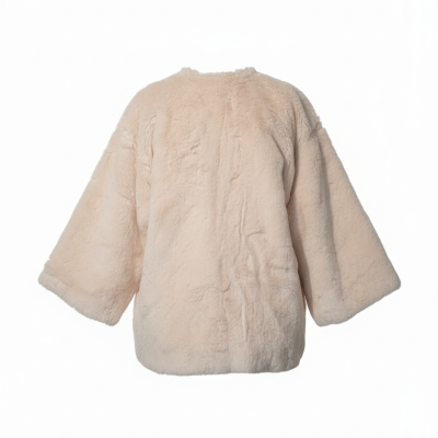 Casaco bege claro de pelo sintético com mangas largas visto de trás