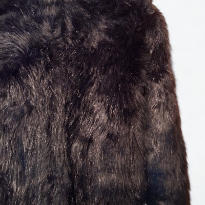 Casaco curto de pelo sintético castanho escuro em manequim