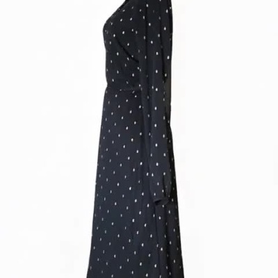 Vestido preto com padrões brancos visto de vários ângulos