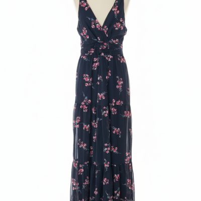 Vestido longo azul escuro com padrão floral cor-de-rosa e decote em V