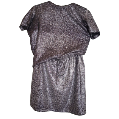 Vestido curto prateado brilhante com manga curta e cinto de cordão na cintura