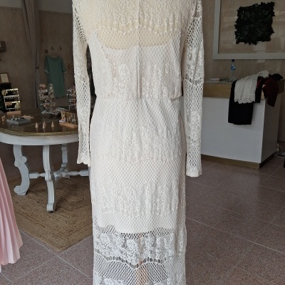 Vestido branco de renda com padrão floral e mangas compridas, vista traseira