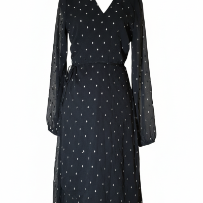 Vestido preto com pontos brancos e mangas compridas