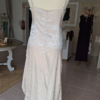 Vestido cetim bege claro com padrão floral em manequim