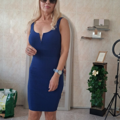 Vestido justo azul canelado em mulher com óculos de sol no interior