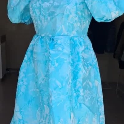 Vestido azul claro com mangas bufantes em manequim, visto de vários ângulos