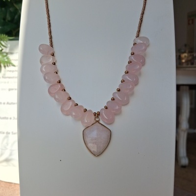 Colar com pedras rosas e pendente em suporte branco