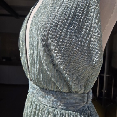 Vestido verde água plissado com cinto no manequim