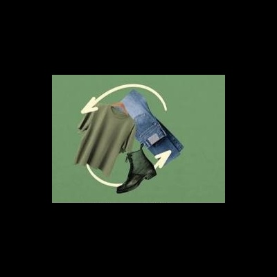 T-shirt verde, calças de ganga e botas pretas sobre fundo verde claro