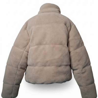 Casaco bege felpudo acolchoado visto de costas