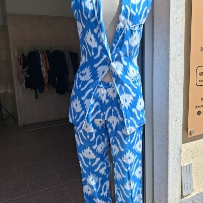 Conjunto azul e branco com padrão ikat em manequim na montra