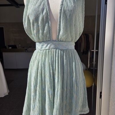 Vestido azul claro brilhante com decote em V profundo e saia franzida