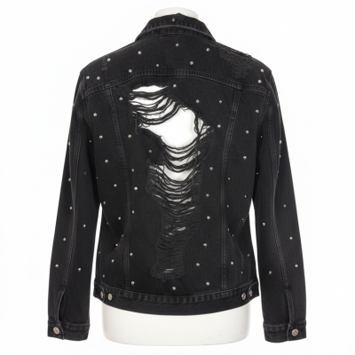 Casaco de ganga preto com tachas e rasgos na parte de trás