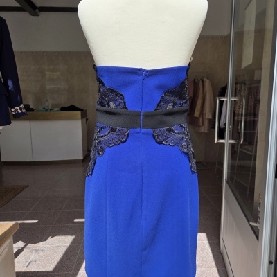 Vestido azul royal com renda preta e cinto preto em manequim