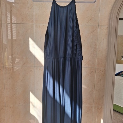 Vestido comprido azul escuro com alças finas pendurado num cabide