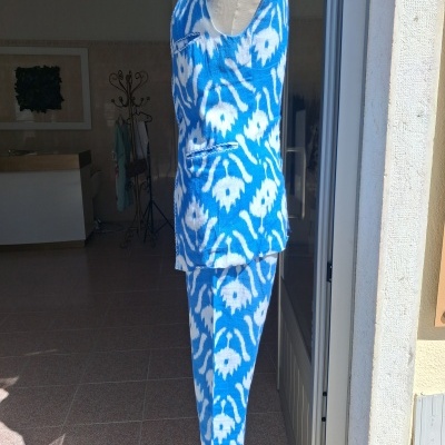 Fato feminino azul e branco com padrão em manequim