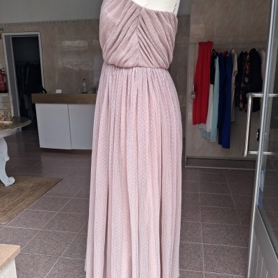 Vestido rosa plumeado comprido com alças finas em manequim de loja