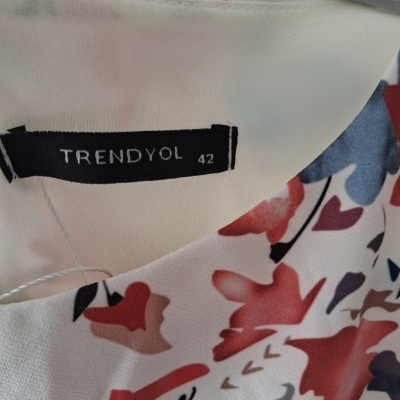 Blusa com padrão floral vermelha e azul, etiqueta TRENDYOL 42