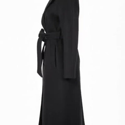 Casaco preto comprido de senhora com cinto mostrado em várias perspetivas