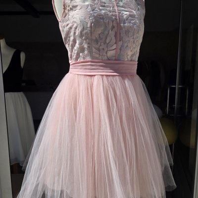 Vestido rosa claro com renda floral e saia rodada em tule