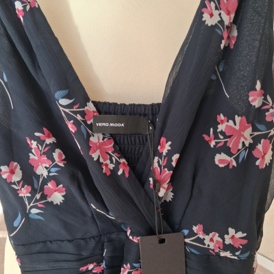 Vestido azul escuro com flores rosas, brancas e azuis da marca Vero Moda