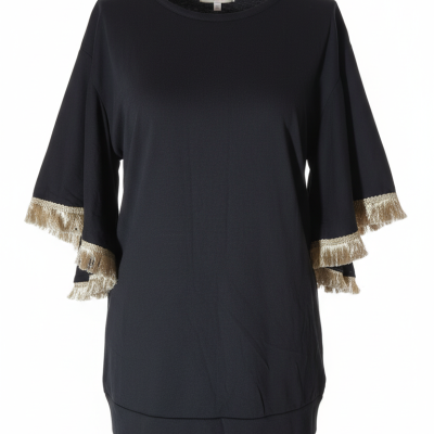 Blusa preta com franjas douradas nas mangas em fundo branco