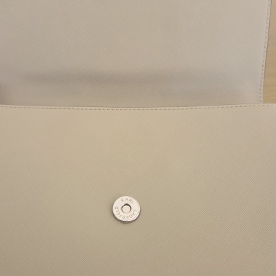 Carteira bege com fecho metálico redondo KARL LAGERFELD