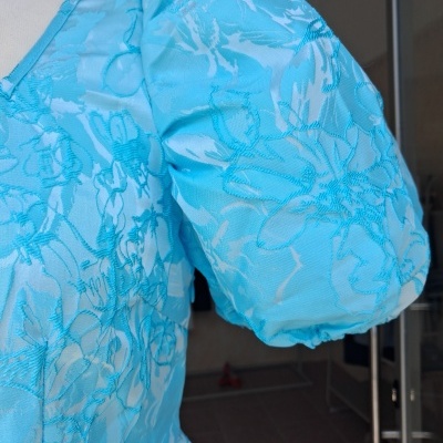 Vestido azul claro com padrão floral e manguitos bufantes