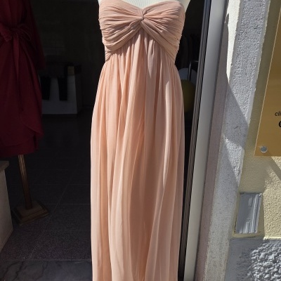Vestido longo rosa claro tomara que caia em manequim