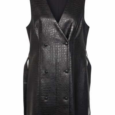 Colete preto texturizado tipo pele de crocodilo com botões e laços nas laterais