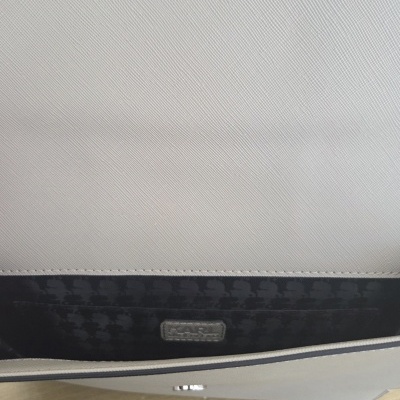 Interior de mala branca com etiqueta KARL LAGERFELD no interior preto