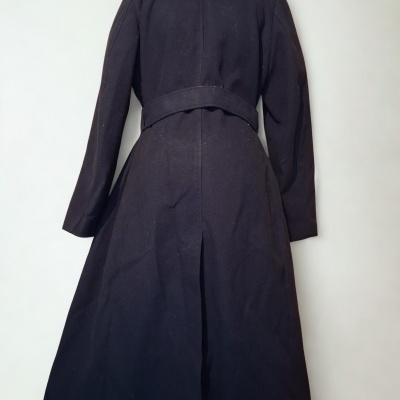 Casaco comprido preto de lã com cinto, costas