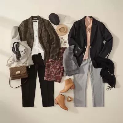 Duas combinações de roupas femininas com blazers, camisas, calças, botas castanhas, chapéus e acessórios em fundo claro.