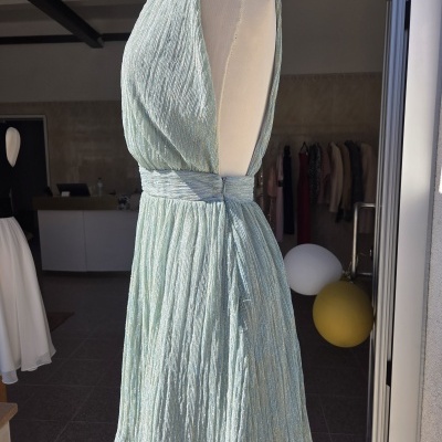 Vestido azul claro cintado com tecido texturizado e brilhante em manequim