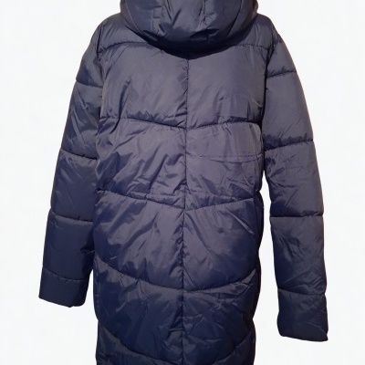 Casaco acolchoado azul escuro com capuz visto de costas