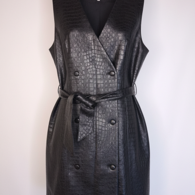 Vestido preto de material tipo pele de crocodilo com botões e cinto