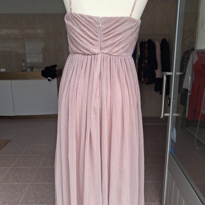 Vestido cor-de-rosa claro plissado em manequim com alças finas e fecho nas costas