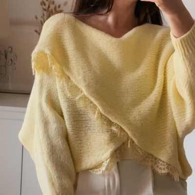 Camisola amarela tricotada com renda e calças brancas