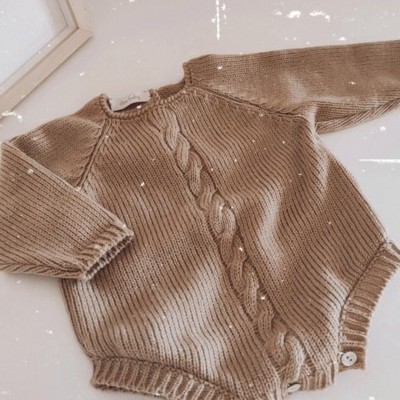 Macacão de malha castanho claro para bebé com padrão de trança e botão branco