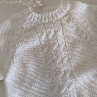 Camisola branca de malha com padrão trançado e gola arredondada