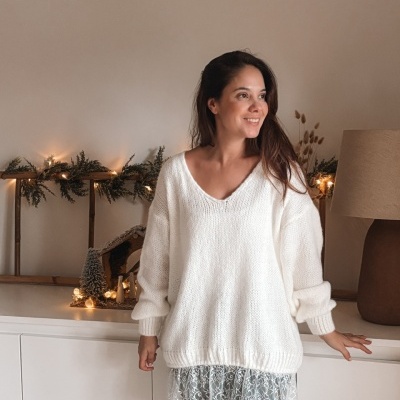 Mulher com camisola branca de malha e detalhe em renda