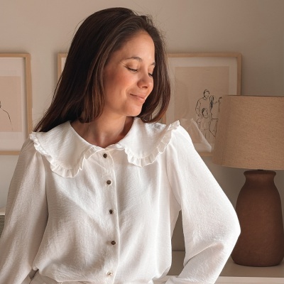 Blusa branca feminina com botões e gola decorativa