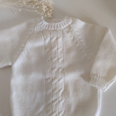 Camisola branca de malha para criança com padrão de trança ao centro