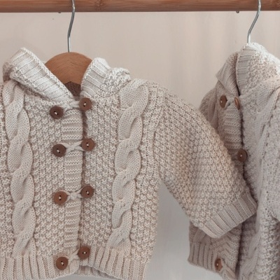 Casacos infantis bege de malha com capuz e botões
